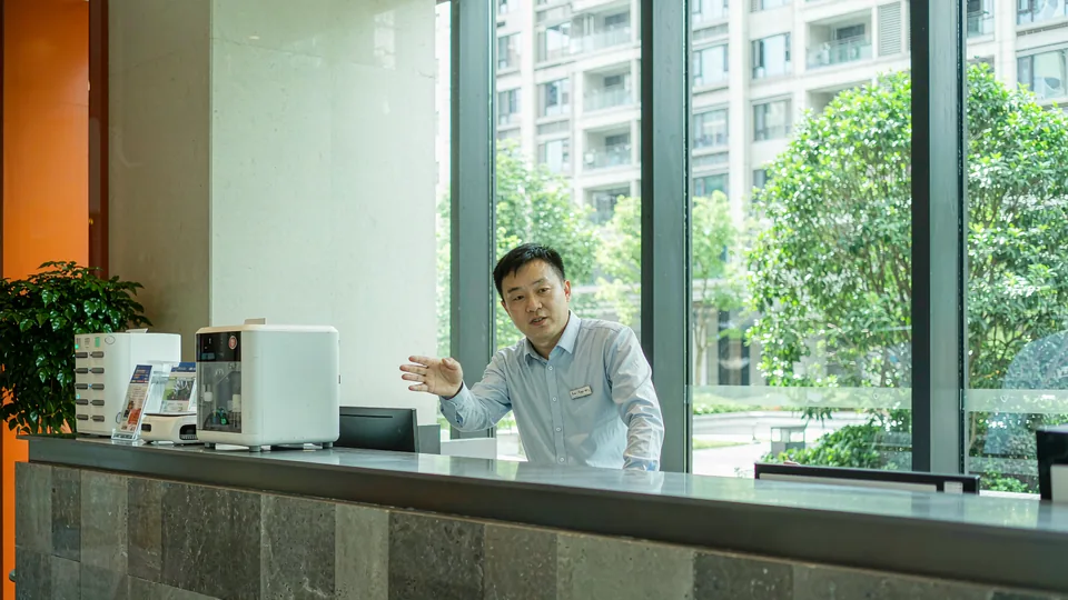 物业服务中心前台：工作人员与配送机器人同处一室